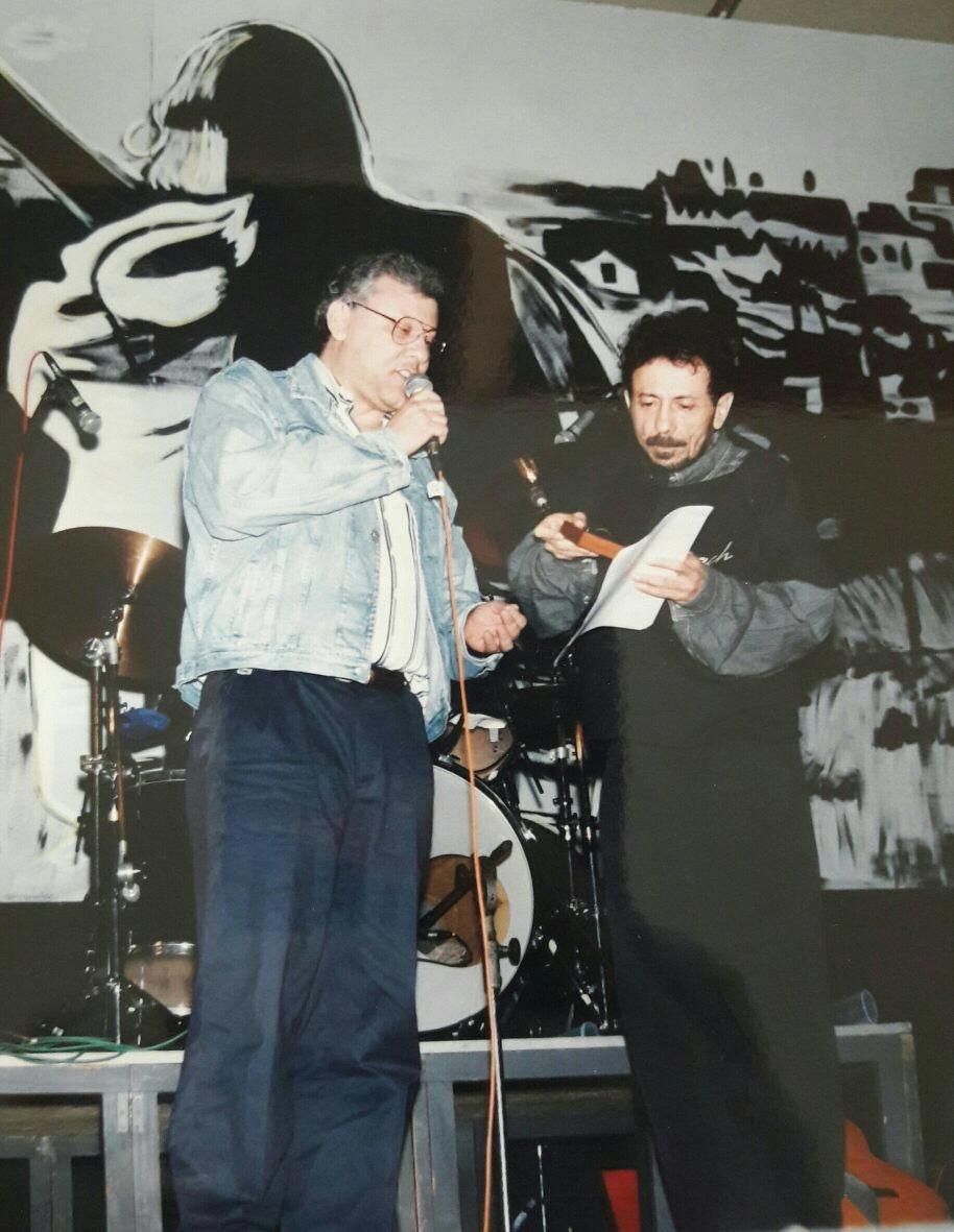 No dia 3 de novembro de 1995, Milton Neves entregou ao cantor Tom Zé o troféu de homenagem especial do 9° Festival de Música de Muzambinho-MG. Foto: arquivo pessoal