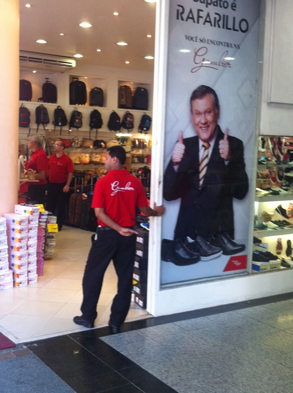 Veja o display de Milton Neves em uma loja de calçados no Rio de Janeiro, no Catete, no dia 26 de maio de 2015. Foto enviada por Rogério Micheletti