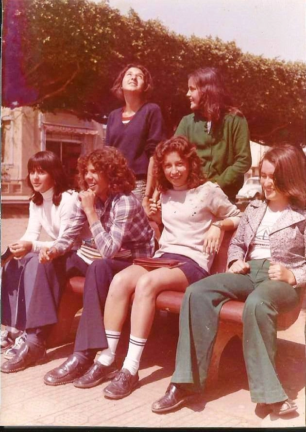 Intervalo das 10h no CEPSAM, em Muzambinho-MG nos anos 70. As cinco moças estão identificadas, restando apenas saber quem é o rapaz: Yara Rocha, Myriam Oliveira Ornelas, Cida Gaspar, Flavia Campedelli e Maura Ligia