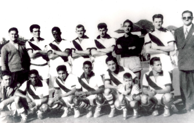 O Vasco da Gama de Muzambinho, equipe amadora da cidade mineira em 1956. Em pé, da esquerda para a direita: Tenente José Rafael Dias, Ronaldo Esper dos Reis, Camila, José de Paiva Machado, Chico do Caju, Amintas Inacarato, João da Marta e Cyro Mendonça (presidente). Agachados: Benedito Dino, Mazinho Pedreiro, Chiquinho Mecânico, Gilson Barbosa, Tenente Lyses e Helio Santini. Foto enviada por Célio Sales Sobrinho