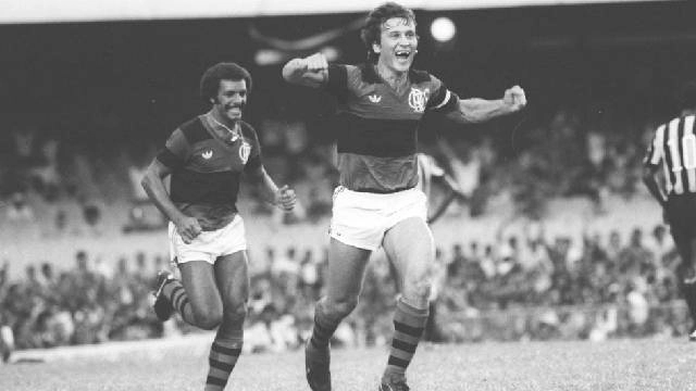 Anos 80: Júnior persegue Zico, que comemora mais um de seus gols no Maracanã