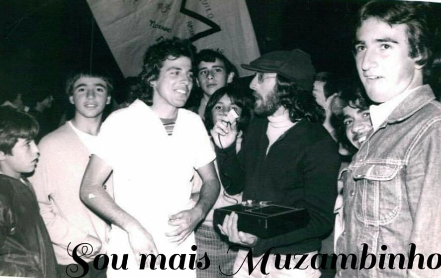 De boina, com seu gravador ´portátil´, Édson Dino entrevista Sergio Paoliello (o Esquilo) nos anos 1970. Na foto, também estão: Varal, Fiote, Grilo, Ernani e Paulinho Macedo. Foto: soumaismuzambinho