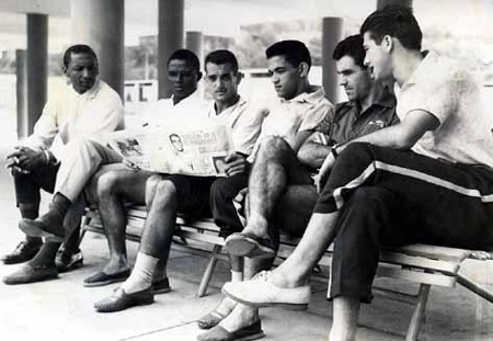 Indio, Zózimo, Joel, Garrincha, Evaristo e Bellini, ligadíssimos no carioca Jornal dos Sports.