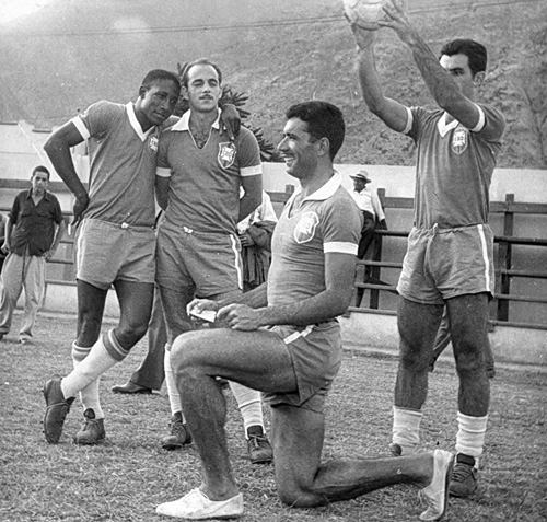 Djalma Santos, Dino Sani, Nilton Santos e Evaristo de Macedo (com a bola). Reparem na definição muscular da coxa de Nilton Santos! E olha que naquela época os aparelhos de musculação não eram nem um pouco desenvolvidos. 