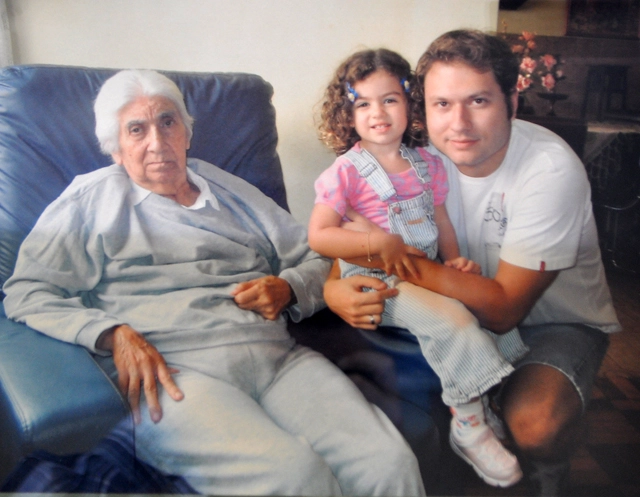 Saudosa moradora de Muzambinho, a professora aposentada Antonia Carlos Fernandes, tia de Milton Neves, que faleceu em 4 de junho de 2015. Na foto ela aparece com seu neto Fábio Lucas Neves e a bisneta Giulia