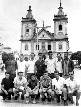 Após levantarem a taça do Paulista da primeira divisão de 1963, os jogadores do América foram a Aparecida do Norte pagar promessa. Em pé estão Celino, Cardoso, Rubens Minelli, Dirceu, Tubá, Antônio Ribeiro (roupeiro) e Ambrósio; agachados J. Alves, Gaúcho, Waltinho, os goleiros Spott e Reis e Walter Carioca