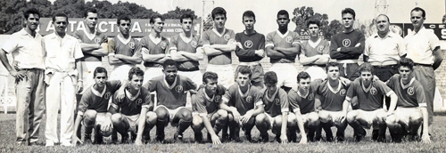 Nova foto de Victor no Verdão, aqui, o quarto jogador em pé da esquerda para a direita. O último, da esquerda para a direita, é o treinador Rubens Minelli. O antepenúltimo é Ilton José da Costa. Entre os agachados, da esquerda para a direita, Bentivegna é o primeiro, Santo o segundo, Reinaldo o terceiro, Cardoso o quarto e Menotti o último.