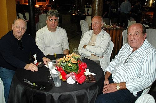 Encontro de amigos em 2008: Rubens Minelli, Mário Juliato e Jorge Ferreira dos Santos, marcante radialista de Campinas. Da esquerda para a direita: Rubens Minelli, Tino Santos (filho de Jorge), Jorge Ferreira e Mário Juliato