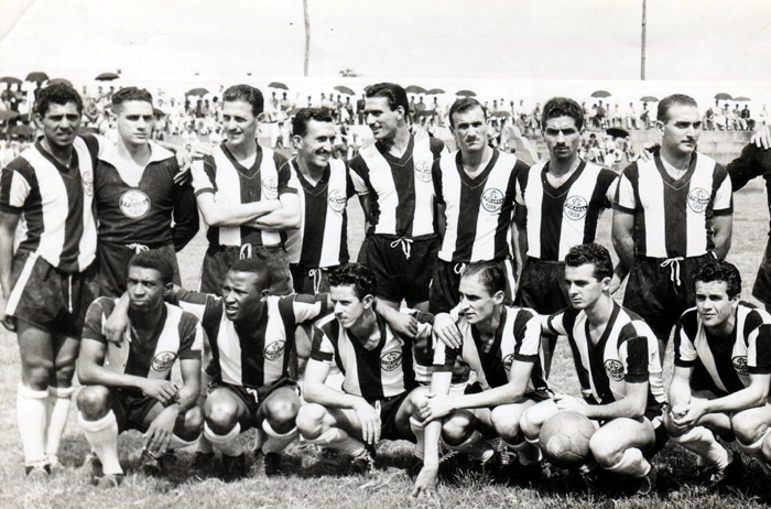 Equipe do Clube Atlétio Ypiranga nos anos 50. Em pé, da esquerda para a direita, o quinto é Valdemar Carabina, seguido por Belmiro e Dema. Agachados, o segundo é Rubens (o Dr. Rubis) e o quarto é Bibe. Foto enviada por Pedro Carvalho - Bauru-SP