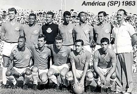 Em pé: Santo, Bertolino, Reis, Tuba, Celino, Motta e o vitorioso Rubens Minelli, começando como treinador. Agachados: Cuca, Valter, Cardoso, Gaúcho e Dirceu.