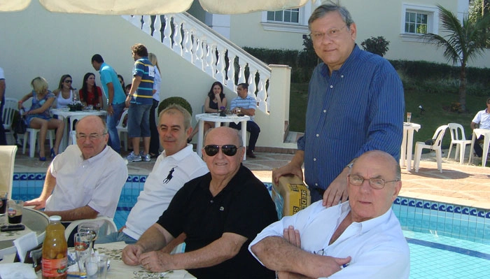 Na festa de 60 anos de Milton Neves, em Santana do Parnaíba, no Estado de São Paulo, Milton Neves em pé, comemora seu aniversário com os amigos. Da esquerda para direita, Israel Sapiro, Juarez Araújo, Rubéns Minelli e Dino Sani.