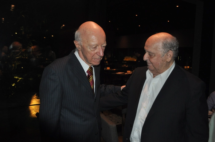 Claudio e Rubens Minelli se despedem após o encontro agradável na noite de 22 de outubro de 2012, ocasião do lançamento do livro 