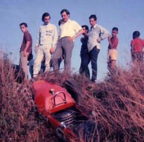 Emerson, segundo da esquerda para a direita, ao lado do irmão Wilsinho, observando o Fitti Vê, que ficou preso no mato da Curva 3 de Interlagos, após Emerson perder o controle do carro. Foto: arquivo pessoal de Emerson Fittipaldi