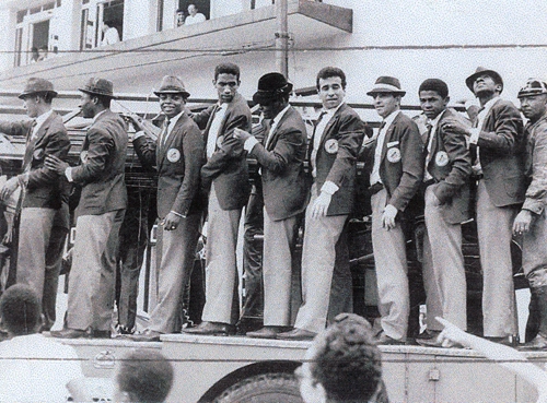 A cidade de Santos parou para receber os campeões mundiais de 1962. O Peixe bateu o Benfica por 5 a 2 na última partida, que muito consideram ter sido a maior atuação da vida de Pelé. Desfilando em carro aberto vemos, da esquerda para a direita, Zé Carlos, Pelé, Lima, Mengálvio, Coutinho, Dalmo, Pagão, Bé e Dorval