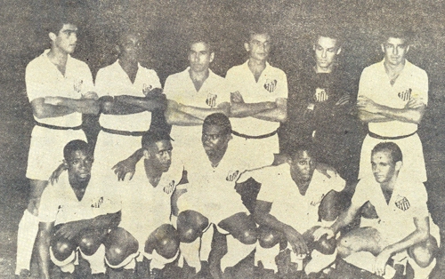 Uma das fortes formações do Santos em 1963. Em pé: João Carlos, Lima, Dalmo, Maneco, Gylmar dos Santos Neves e Mauro Ramos de Oliveira. Agachados: Dorval, Mengálvio, Coutinho, Pelé e Pepe