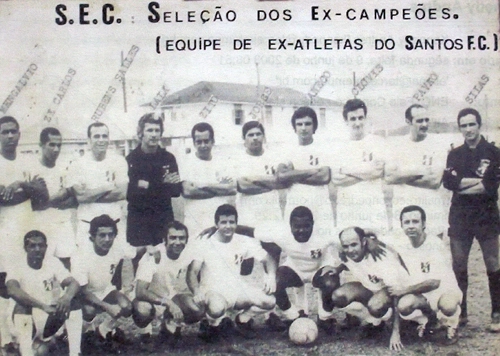 Vejam vários jogadores que passaram pelo Santos e fizeram história no clube reunidos. Em pé estão Mengálvio, Zé Carlos, Rubens Salles, Lalá, Zito, Jorge, Maneco, Clóvis, Pavão e Silas; agachados estão Dorval, Kaneco, Araras, Del Vecchio, Coutinho, Pepe e Tite. Foto enviada ao site pelo querido Walter Peres