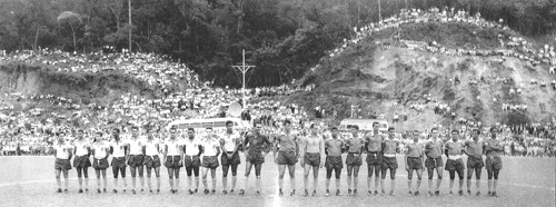 A torcida de Campos do Jordão desenhou um colar de diamantes em homenagem à Seleção Brasileira que, meses depois, seria bicampeã do mundo, em 1962. A foto não é linda? E era só treino das seleções A e B, de Aimoré Moreira. Da esquerda para a direita, estão: De Sordi, Jair da Costa, Prado, Didi, Calvet, Altair, Zito, Pelé, Zagallo, Airton Pavilhão, Gylmar, Bellini, Laércio, Jair Marinho, Amarildo, Aldemar, Rildo, Zequinha, Pepe, Garrincha, Vavá e Mengálvio. A foto-relíquia é do livro 