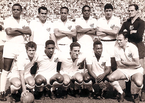 Santos na década de 60. Em pé, da esquerda para a direita: Lima, Zito, Geraldino, Joel Camargo, Mauro Ramos de Oliveira e Laércio. Agachados: Peixinho, Mengálvio, Toninho, Pelé e Pepe. A foto foi tirada por Sarkis