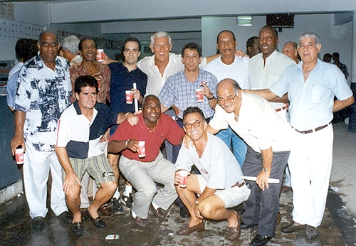 Grandes jogadores do passado durante encontro em Santos. Em pé, da esquerda para a direita, estão Mengálvio, Dorval, um torcedor, Lalá, Kaneco, Manga (saudoso ex-goleiro do Santos e da Briosa), Joel Camargo e Jorge Trombada. Agachados: João Paulo, Edu, Cláudio Moraes e o ex-ponta Afonsinho.