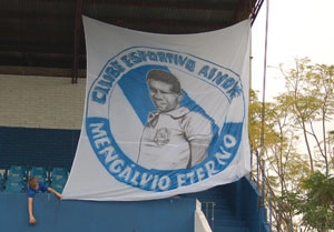 A torcida do Aimoré Moreira homenageou o craque Mengálvio em 2011. Ele foi revelado pelo clube gaúcho em 1957. Foto Site do Santos Futebol Clube