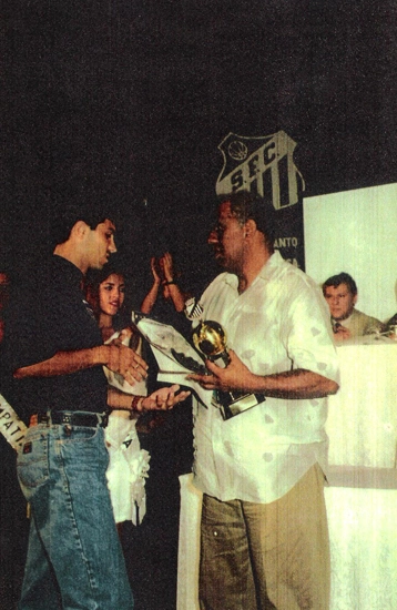 Ídolos do presente, em 1993, entregavam homenagens aos ex-jogadores que conquistaram o bicampeonato mundial: Mengálvio recebe o troféu observado por Milton Neves, no canto direito da foto.