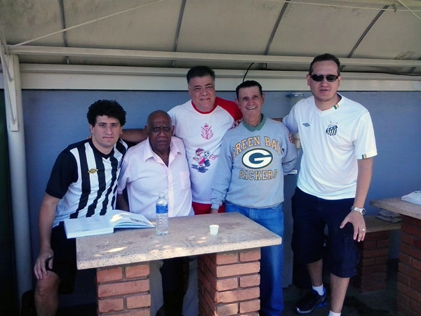 Jogo amistoso dos Veteranos do Santos contra o Regatas Campinas. O segundo, da esquerda para a direita é Mengálvio, seguido por Roberto Diogo e Diogo. Foto enviada por Roberto Diogo