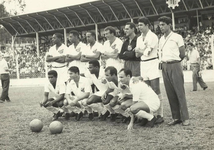 Time do Santos quando foi colocar a faixa de tri-campeão catarinense no Esporte Clube Metropol. Em pé da esquerda para direita: Joel, Mengálvio, Geraldino, Ismael, Gilmar, Mauro e repórter. Agachados: Batista, Rossi, Coutinho, Almir e Pepe 