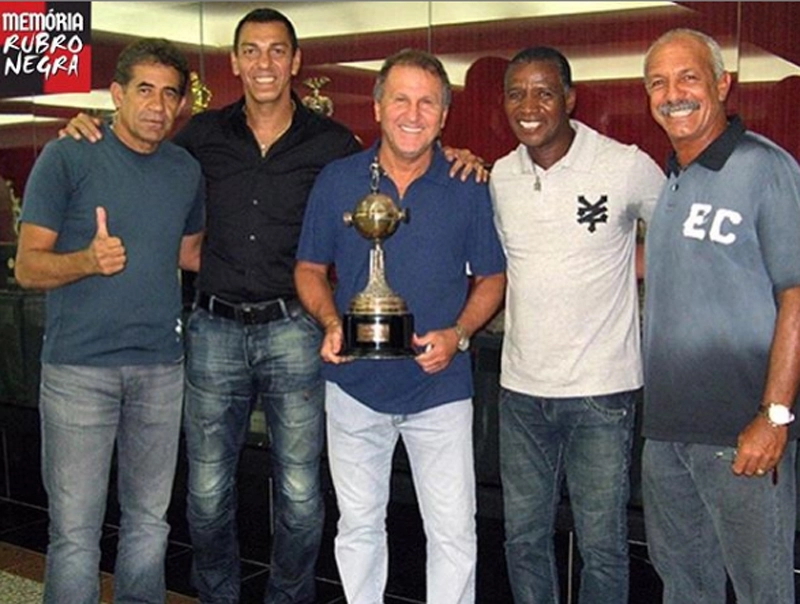 Nunes, Mozer, Zico, Adílio e Júnior em outubro de 2019, com réplica da taça do Mundial Interclubes de 1981, conquistada pelo Flamengo. Foto: Instagram/memoriarubronegra