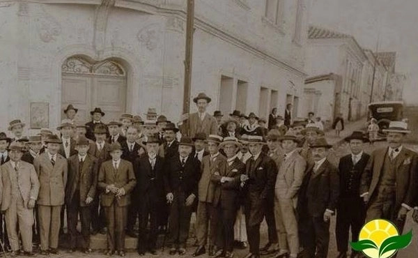 O dia em que o ?Banco da Lavoura? foi instalado em Muzambinho-MG nos anos 30. Foto enviada por Celinho