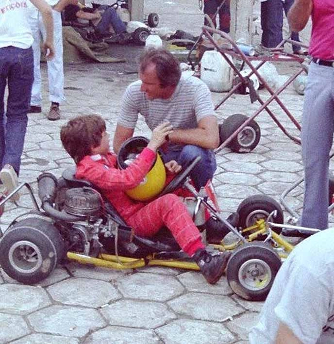 Christian, em seus primeiros passos no kart, ouve os conselhos do pai Wilsinho Fittipaldi. Foto: arquivo pessoal de Christian Fittipaldi