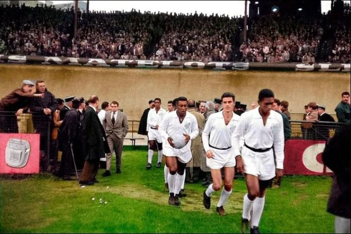 Maravilhosa imagem de parte da equipe do Santos entrando no gramado do Stadion St Jokob, na Basiléia-SUI, para o amistoso contra o FC Basel, no dia 1º de junho de 1961. Na imagem, veja na sequência o zagueiro Brandão, Getúlio, Pelé e, lá atrás, Mengálvio e Dalmo. O Peixe venceu o duelo contra a equipe suíça por 8 a 2, com nada menos que cinco gols de Coutinho e três de Pelé