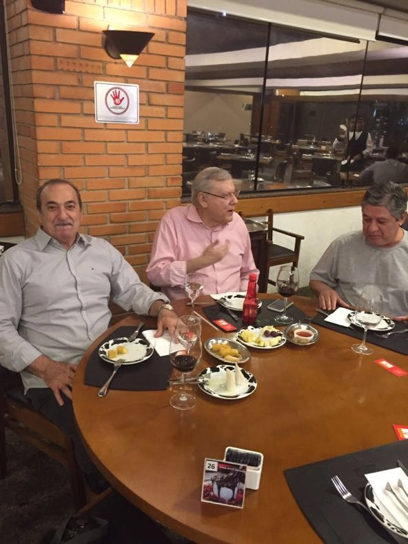 Da esquerda para a direita, Cláudio Portugal, Milton Neves e Wellington de Oliveira, no restaurante Prazeres da Carne, em 26 de maio de 2017