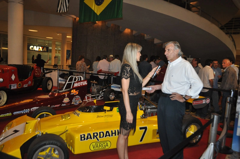 Com sua Brabham de F2 ao fundo (com a qual competiu em 1972), Wilsinho sendo entrevistado na 7ª edição do Velocult, em 30 de março de 2016, no Conjunto Nacional, em São Paulo. Foto: Marcos Júnior Micheletti/Portal TT