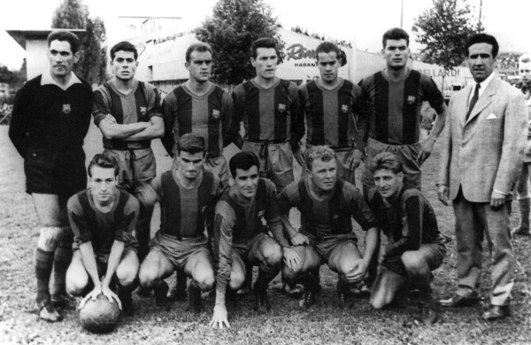Barcelona, na segunda metadade da década de 1950. Da esquerda para a direita, em pé: Ramallets, Olivella, Brugue, Segarra, Luíz Suarez (craque, que depois iria para a Inter de Milão), Gensana e o lendário treinador Helenio Herrera. Agachados: Tejada, Kocsis (da Seleção da Hungria de 1954), Evaristo de Macedo, Kubala (jogador húngaro e considerado até um dos maiores craques do Barça) e Czibor (da Seleção da Hungria de 1954). Foto enviada por José Eustáquio