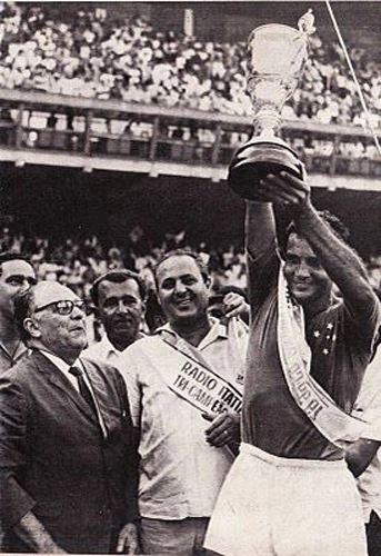 Procópio levantando o troféu do bicampeonato mineiro em 1966