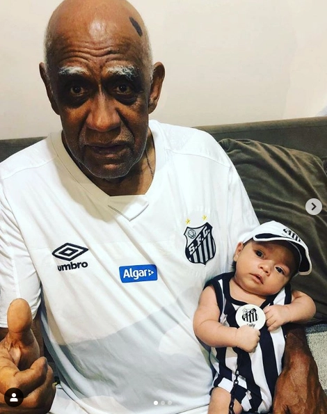 Mengálvio com seu bisneto João Pedro, já devidamente uniformizado de santista em 1º de janeiro de 2020. Foto: arquivo pessoal de Mengálvio