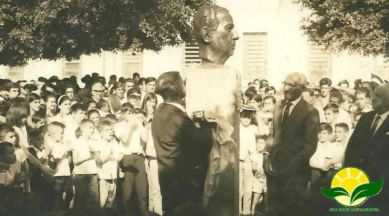 Inauguração do busto do Prof. Salatiel de Almeida em 25 de setembro de 1966, em frente à Escola Estadual Prof. Salatiel de Almeida, em Muzambinho-MG. Foto: soumaismuzambinho.com.br