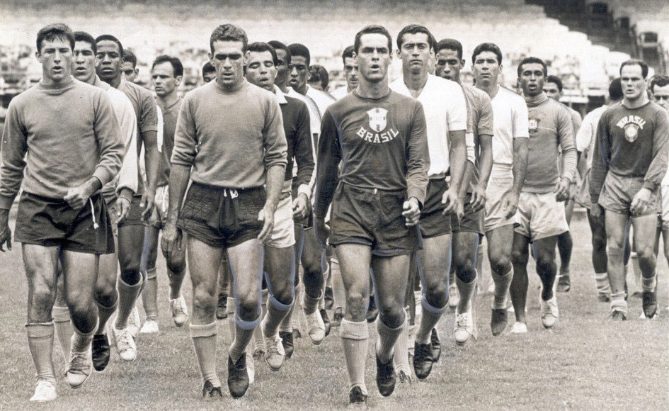 Treino físico da Seleção Brasileira. Da esquerda para a direita, à frente: Bellini, Castilho e Gylmar dos Santos Neves. Atrás: Joel (ex-Botafogo), Vavá, Aldemar, Jurandir, Pepe, Mengálvio, Djalma Dias, Zózimo, Rildo, Nilton Santos, Calvet, Quarentinha, Laércio e Zito. Foto enviada por José Eustáquio