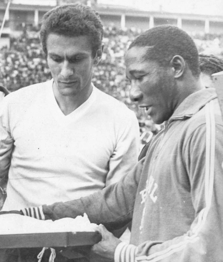Em 1968. Pedro Rocha, pelo Uruguai e Djalma Santos, pelo Brasil. Foto enviada por Roberto Saponari