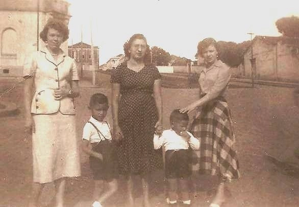 Efervescente Muzambinho em 1953 no `Jardim da Estação´Marina Guilherme, Carmen Fernandes Neves (mãe de Milton Neves, com os filhos Homero e Milton e Teresa Gulherme Teixeira da Silva, esposa do Dr. Geraldo Teixeira da Silva