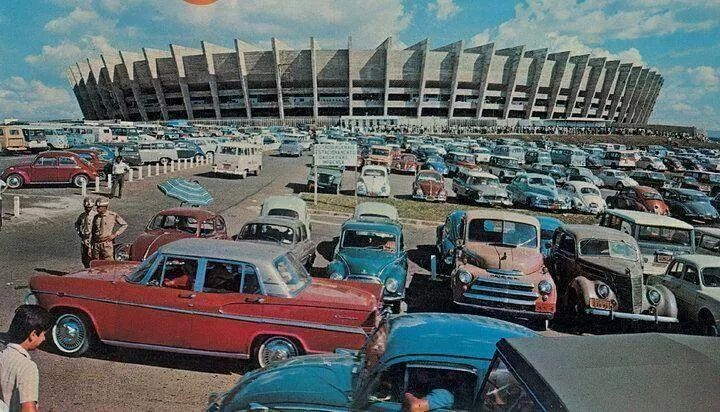 Milton Neves se emocionou com esta imagem: `Vejam como a frota de Muzambinho lotou o estádio do Mineirão no final de 1966! Observe o DKW Vemag verde que era do meu amigo Waltinho Cipriani. Naquele dia vimos o Galo massacrar o Cruzeiro e BH ficou impressionada com tanto carro de minha terra!´ Foto postada por Guilherme Barreto no Twitter