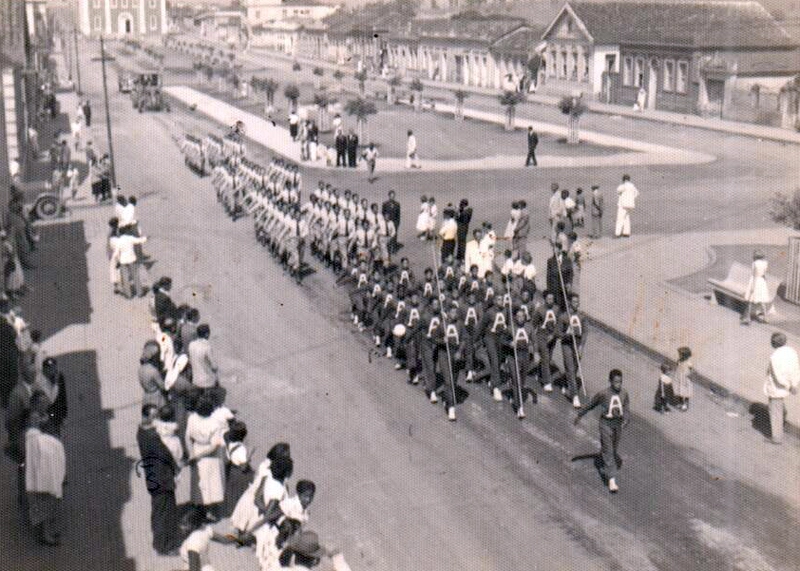 Desfile de estudantes em Muzambinho, nos anos 60