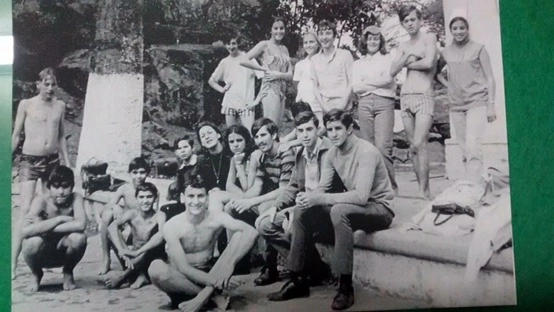 Turma de Muzambinho-MG. Sentado com a camisa listrada e de bigode, encontra-se Norinho Capeta. Foto: reprodução