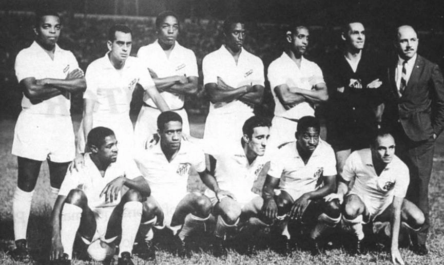 Formação do Santos na década de 60. Em pé, da esquerda para a direita: Lima, Zito, Joel Camargo, Haroldo, Geraldino, Gylmar e o jornalista Orlando Duarte. Agachados: Dorval, Mengálvio, Toninho Guerreiro, Pelé e Pepe