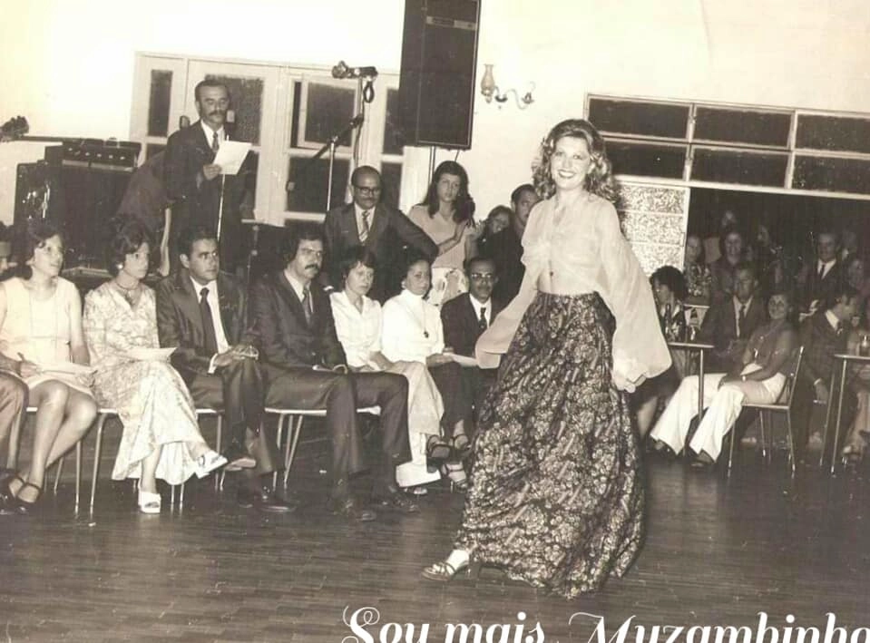 Regina Célia Martins Luz, eleita Rainha da Cidade de Muzambinho em evento realizado na década de 1970. À esquerda, a segunda sentada é a professora Ana Maria Zerbini, com seu então marido, Romildo. Foto: soumaismuzambinho.com